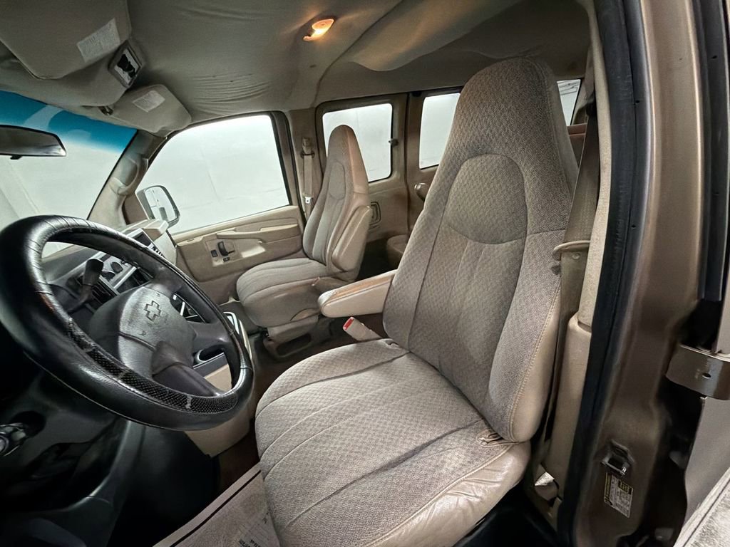 Used 2004 Chevrolet Express 2500 Passenger w/ LS Preferred Equipment Group RWD image 15