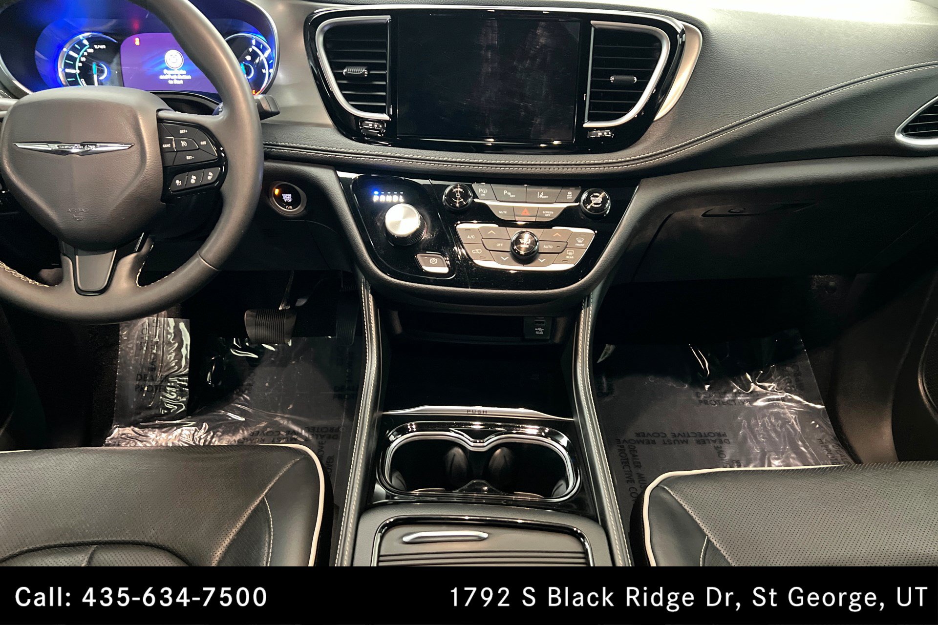 Used 2023 Chrysler Pacifica Limited w/ Uconnect Theater Family Group FWD image 13
