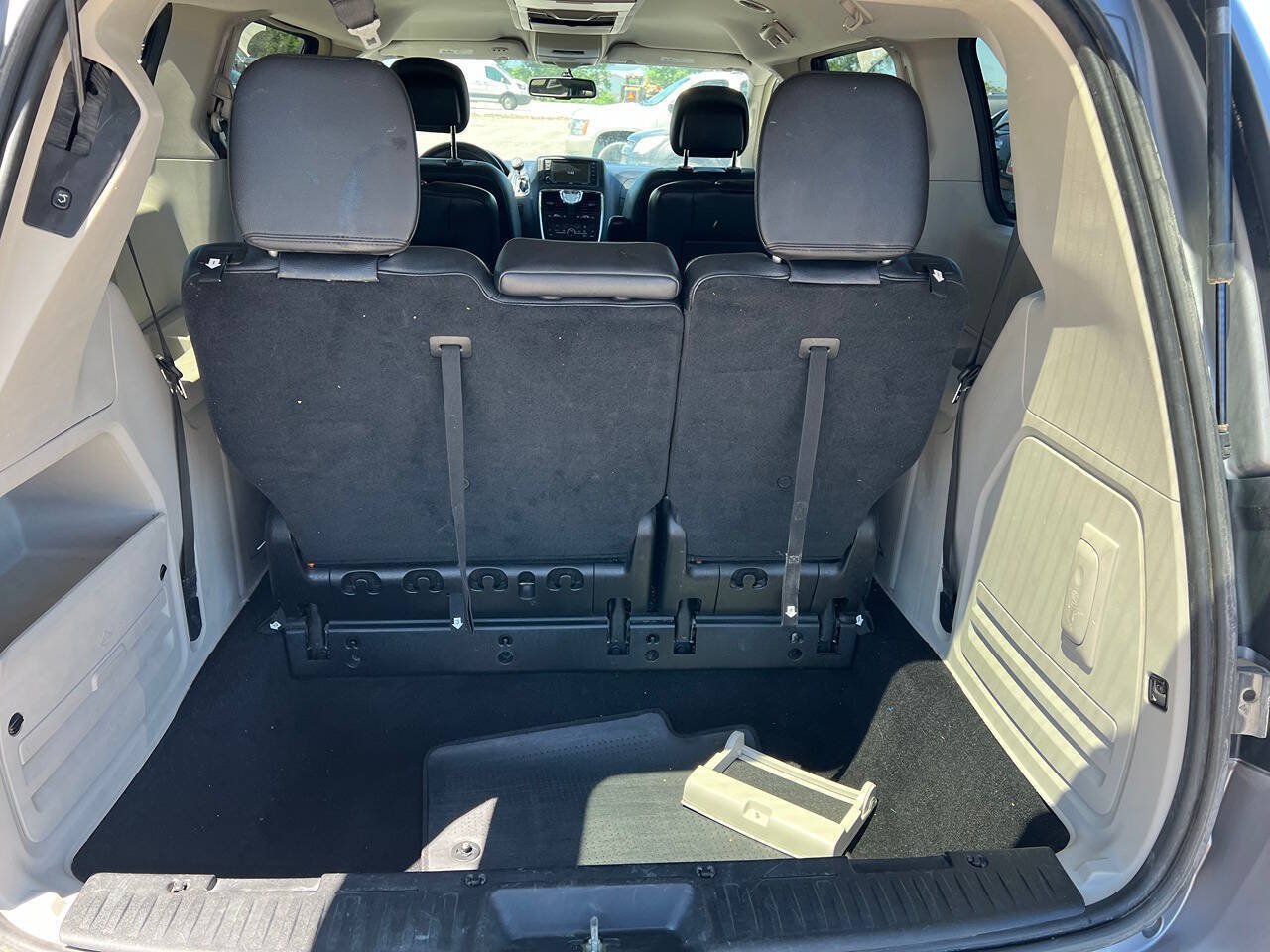 Used 2014 Chrysler Town & Country Touring FWD image 12