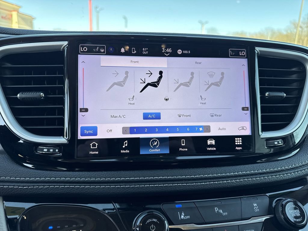 Used 2023 Chrysler Pacifica Touring-L image 18