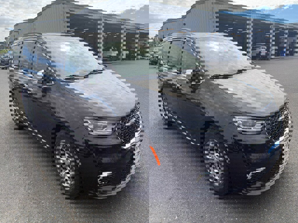 Used 2023 Chrysler Pacifica Limited image 24