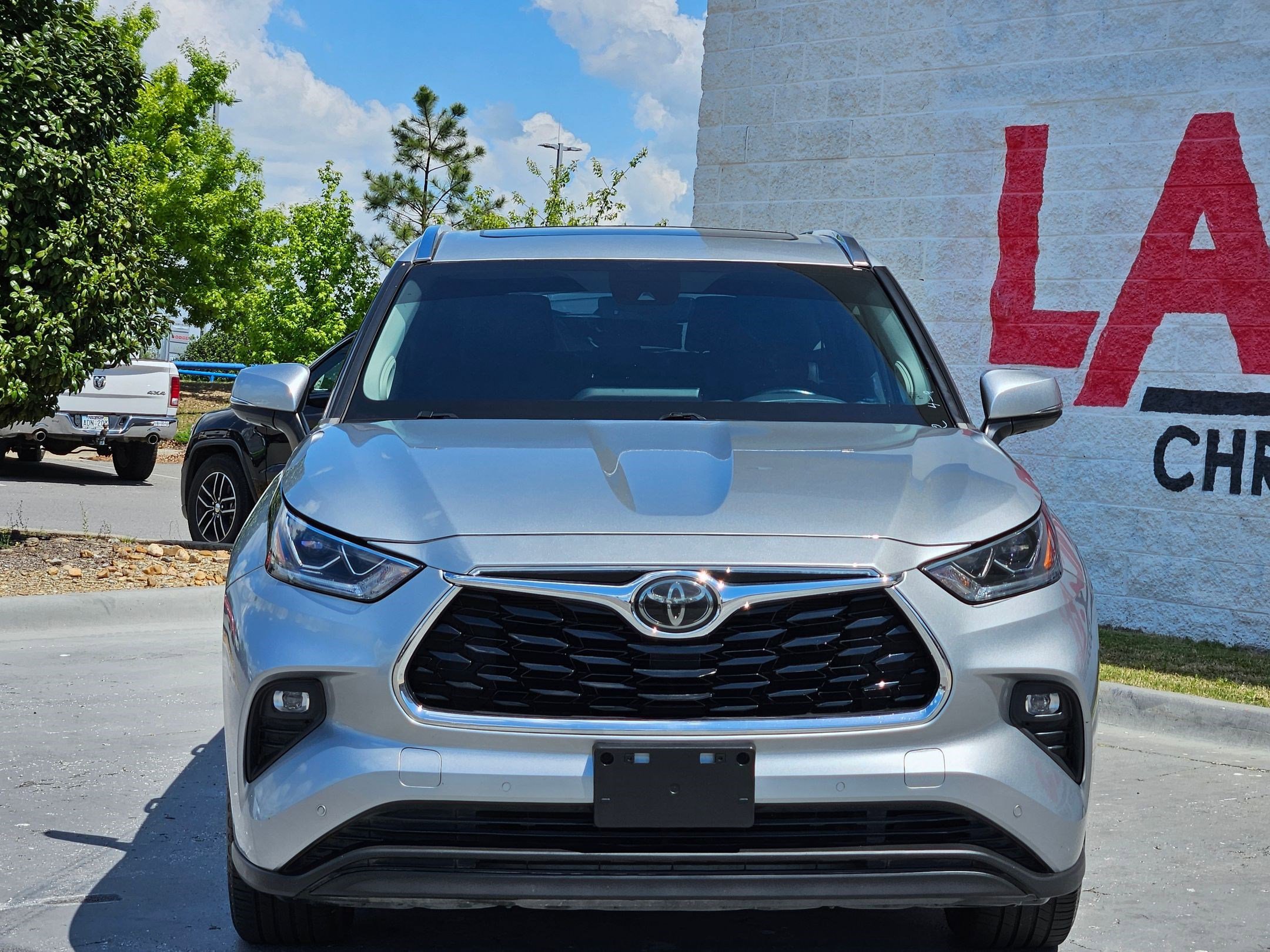 Used 2020 Toyota Highlander Limited image 2