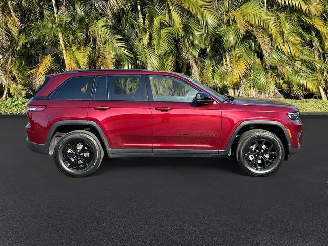 Used 2024 Jeep Grand Cherokee Altitude image 4