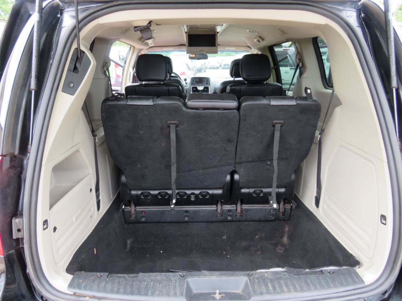 Used 2015 Chrysler Town & Country Touring FWD image 25