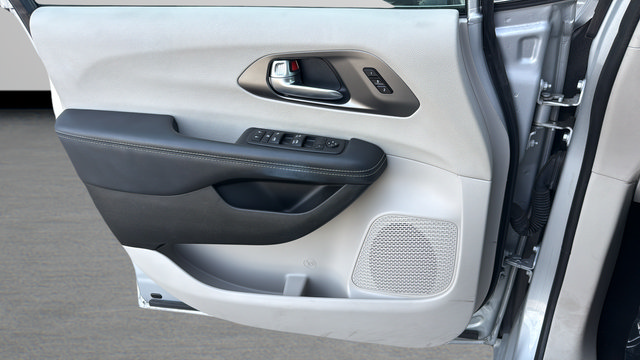 Used 2024 Chrysler Pacifica Touring-L FWD image 10
