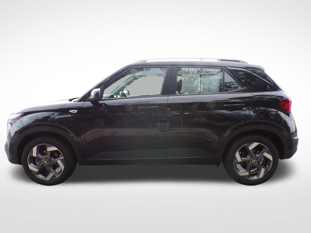 Used 2025 Hyundai Venue SEL FWD image 2