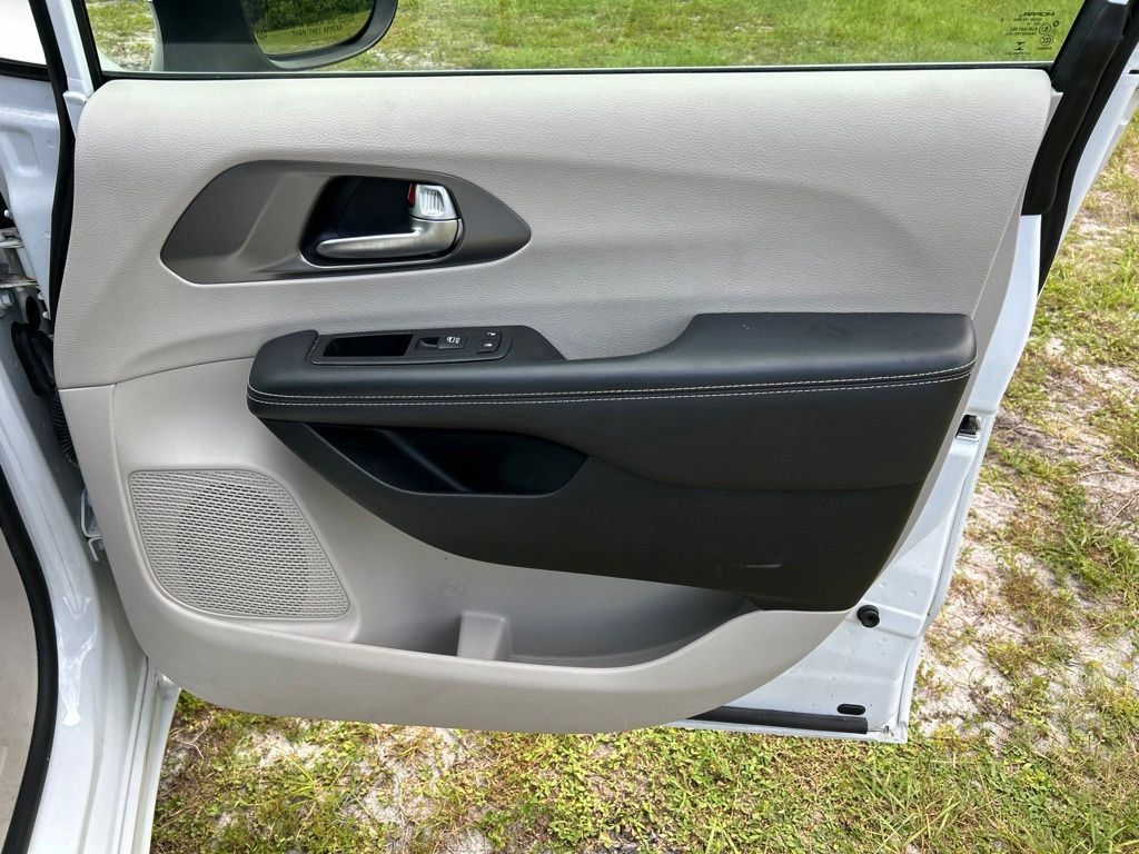 Used 2023 Chrysler Pacifica Touring-L FWD image 39