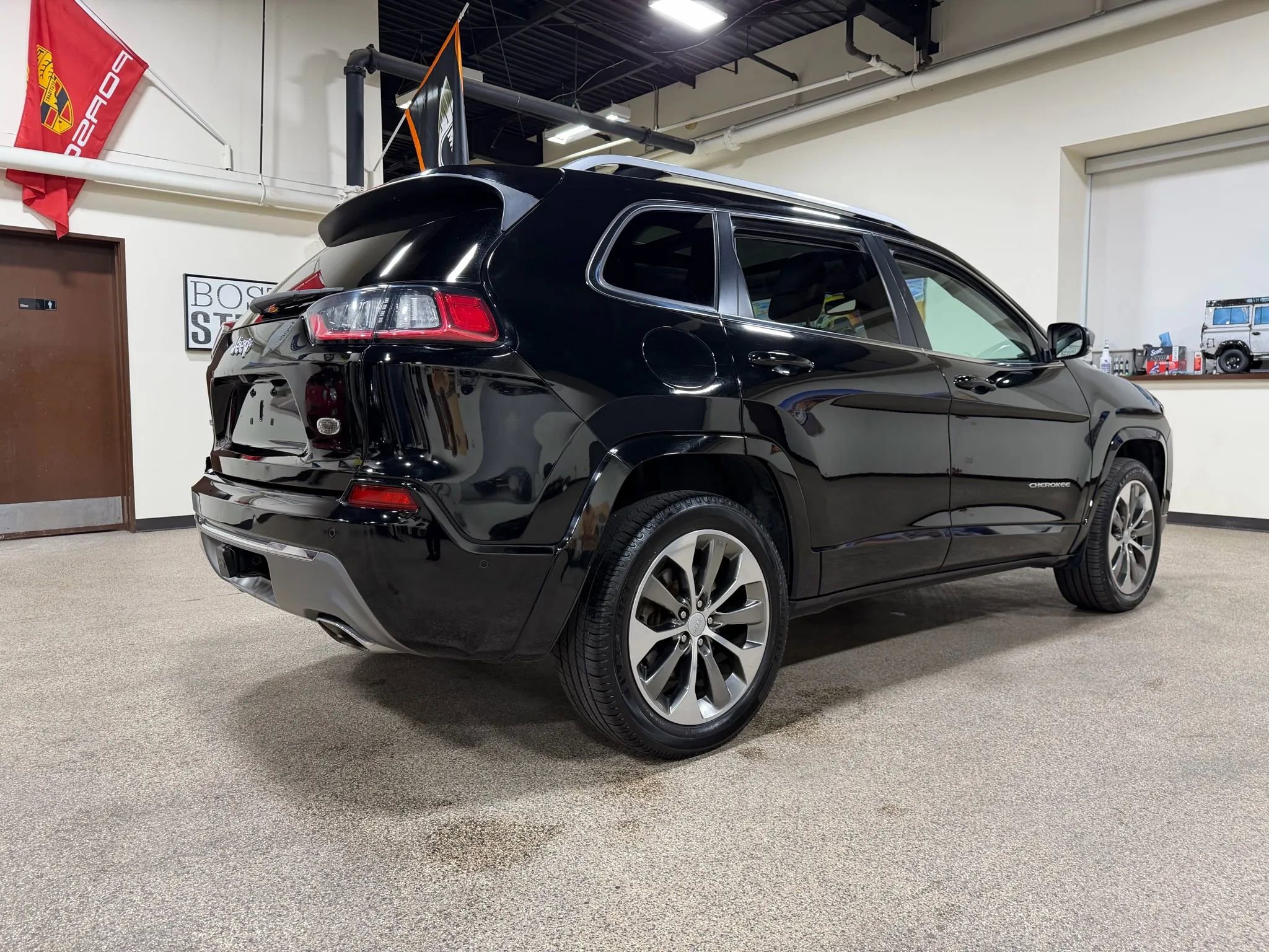 Used 2019 Jeep Cherokee Overland w/ Technology Group image 5