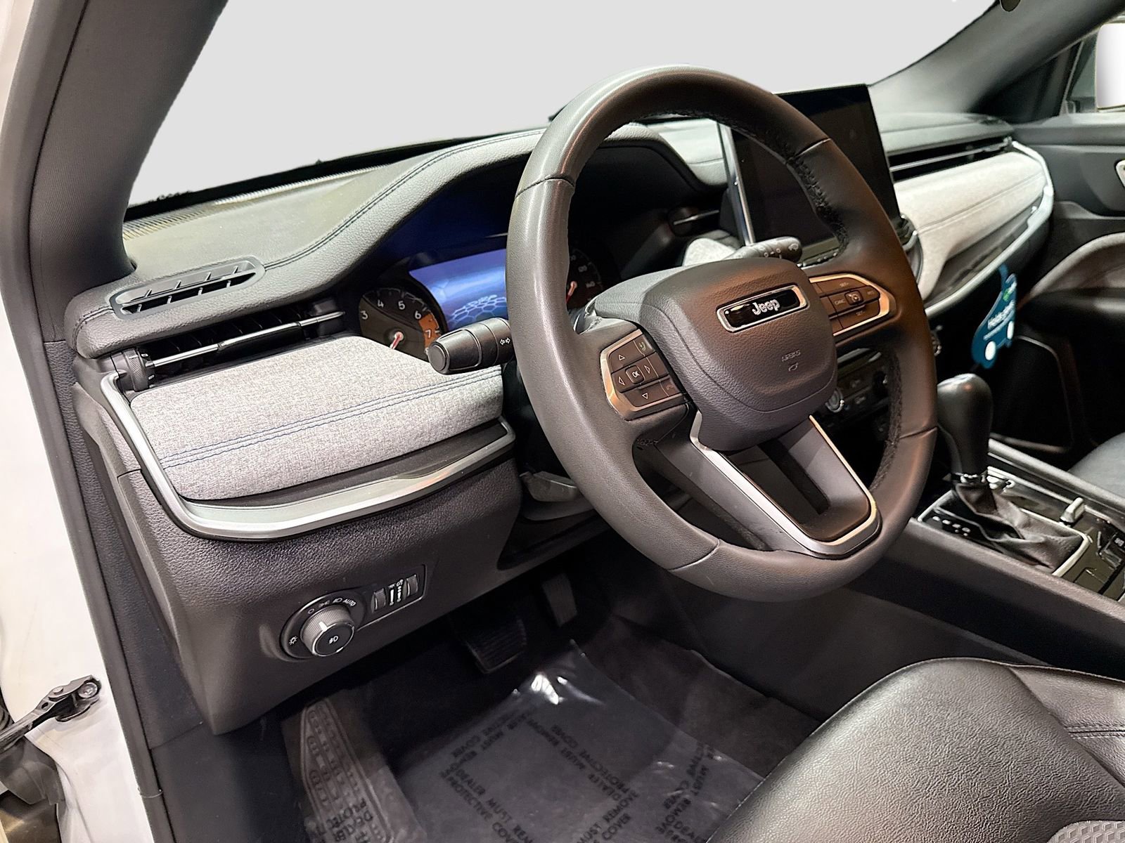 Used 2024 Jeep Compass Latitude image 10