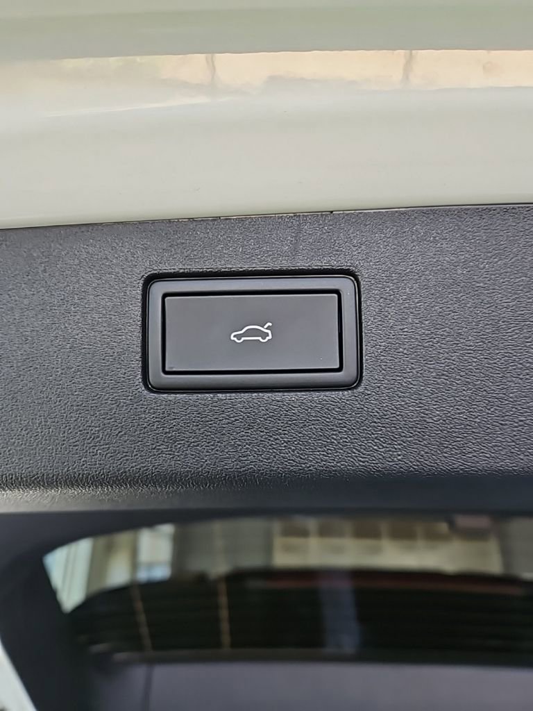 New 2026 Volkswagen Tiguan SE R-Line FWD image 20