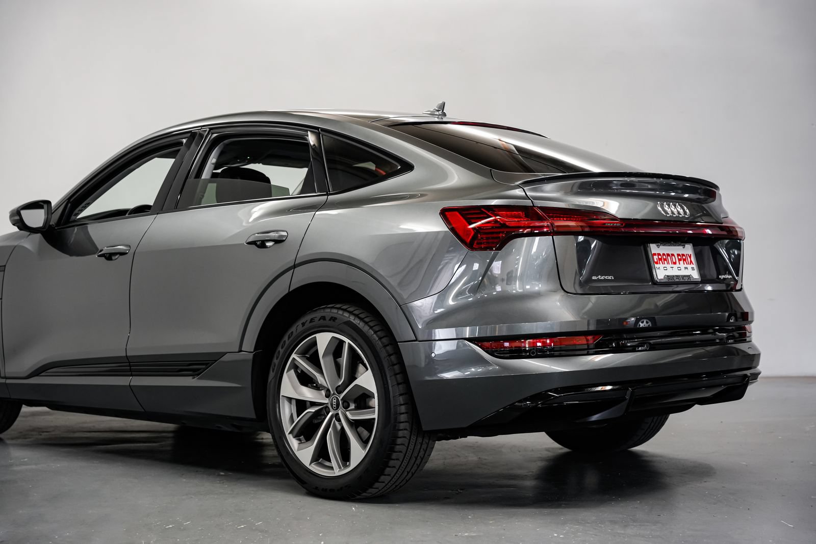 Used 2021 Audi e-tron Premium Plus w/ Premium Plus Package AWD/4WD image 43
