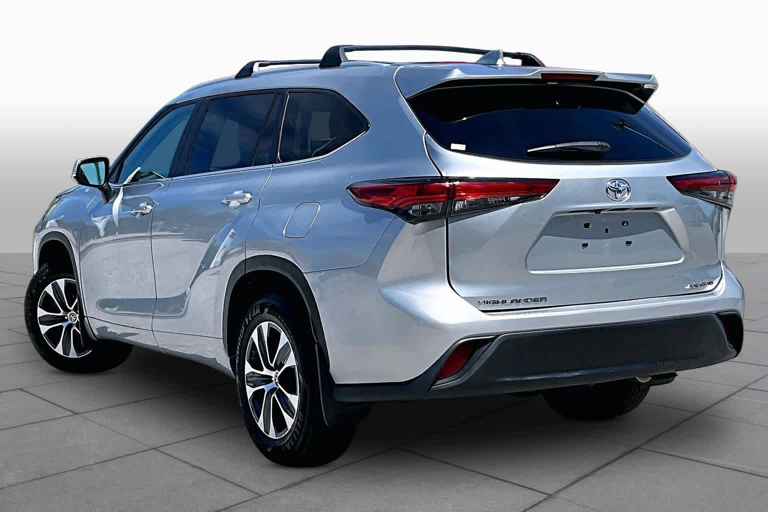 Used 2023 Toyota Highlander XLE AWD/4WD image 12
