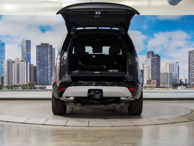 Certified 2025 Land Rover Discovery Metropolitan Edition image 12