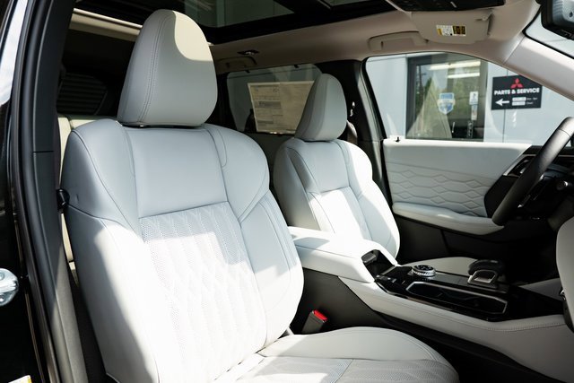 New 2025 Mitsubishi Outlander AWD image 30