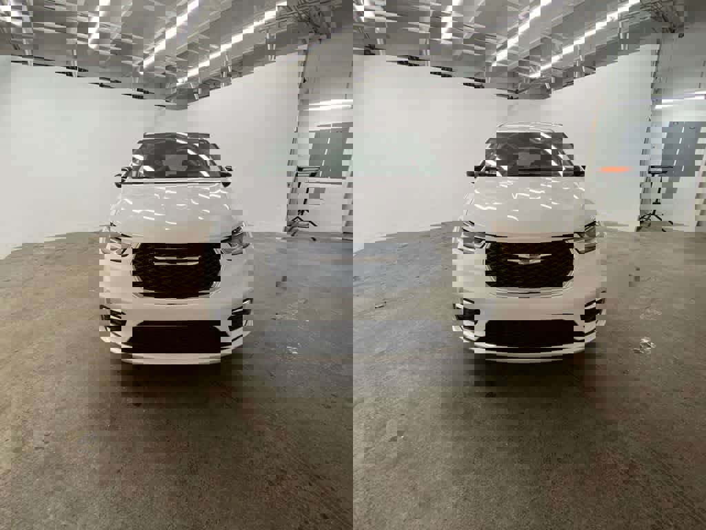 Used 2024 Chrysler Pacifica Touring-L image 9