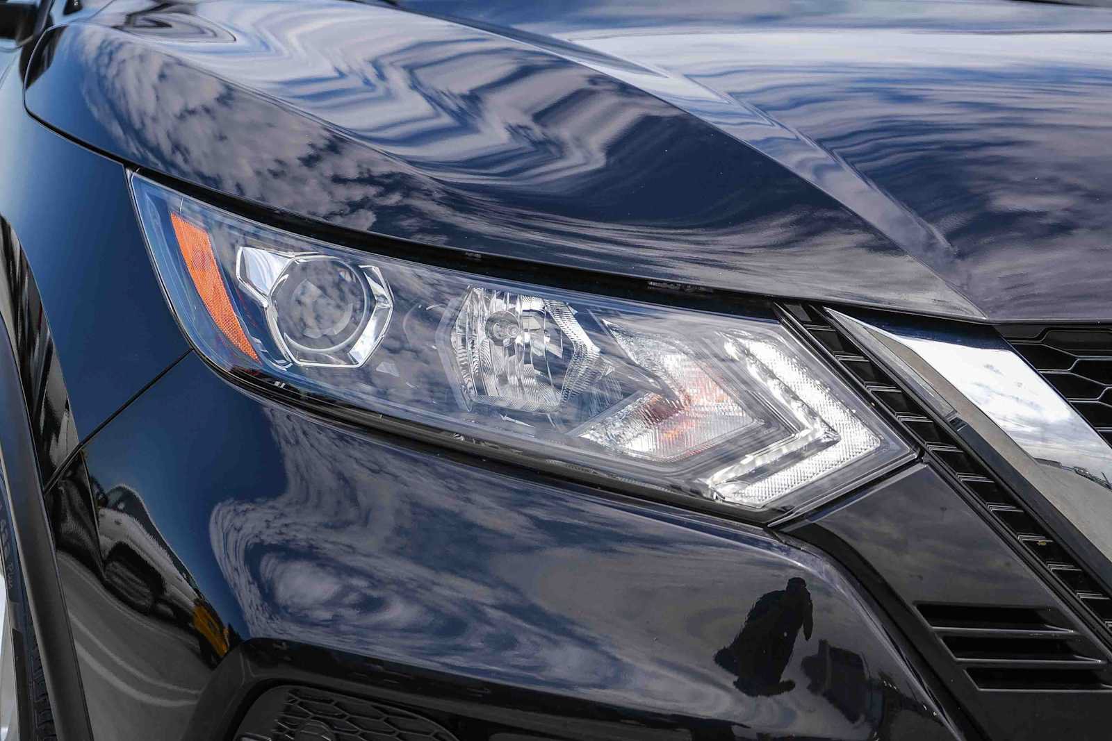 Used 2021 Nissan Rogue Sport SV w/ Technology Package FWD image 4