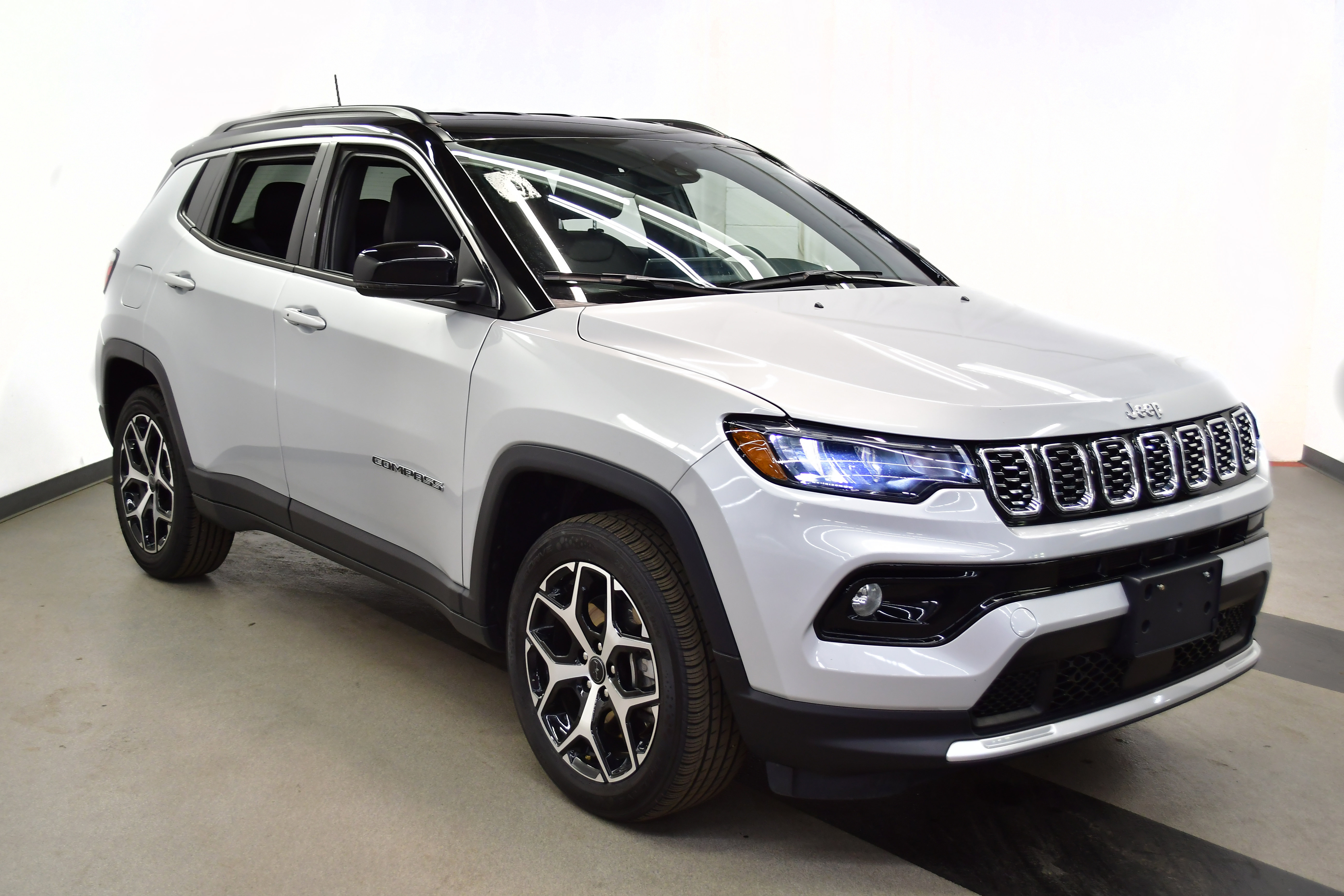 Used 2025 Jeep Compass Limited AWD/4WD image 2