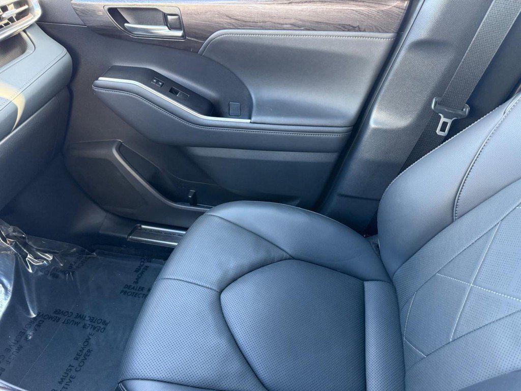 Used 2023 Toyota Highlander Platinum image 27