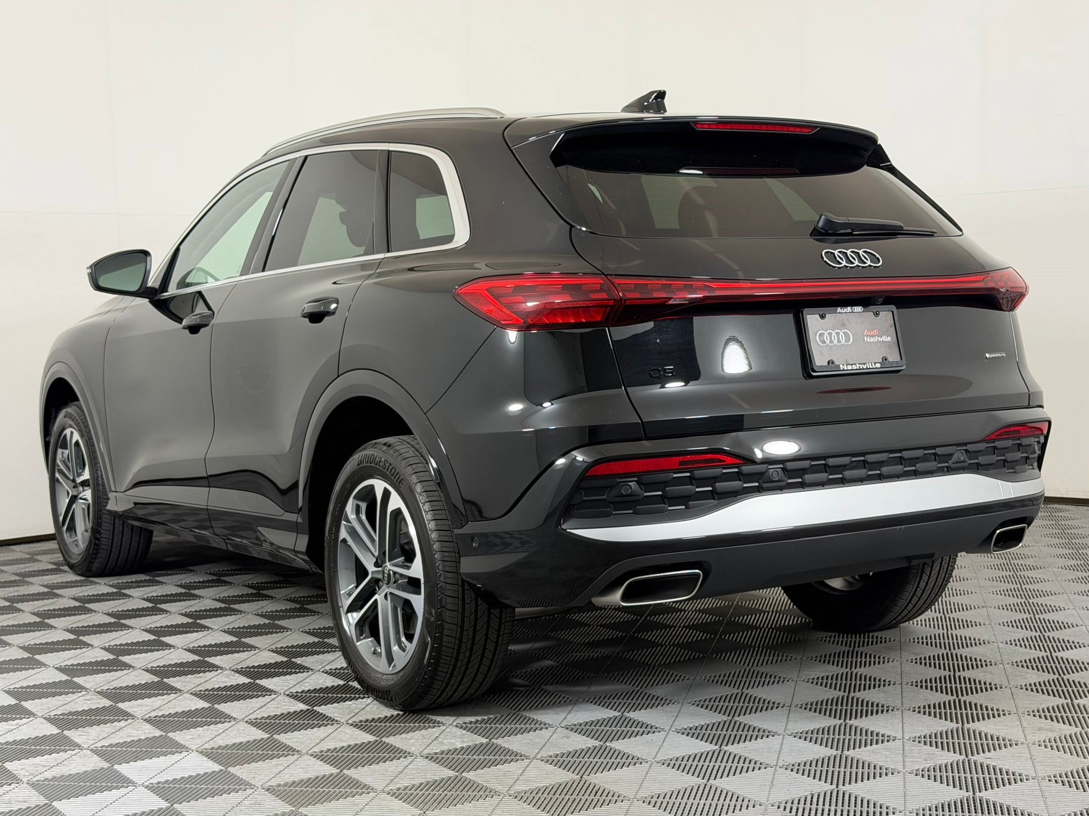 Used 2025 Audi Q5 Premium w/ Convenience Package AWD/4WD image 3