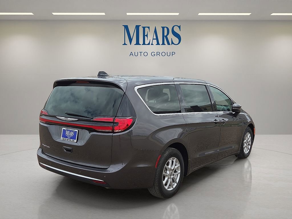 Used 2023 Chrysler Pacifica Touring-L FWD image 5