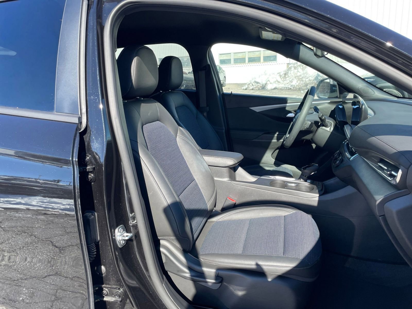 Used 2025 Buick Envista Preferred image 34