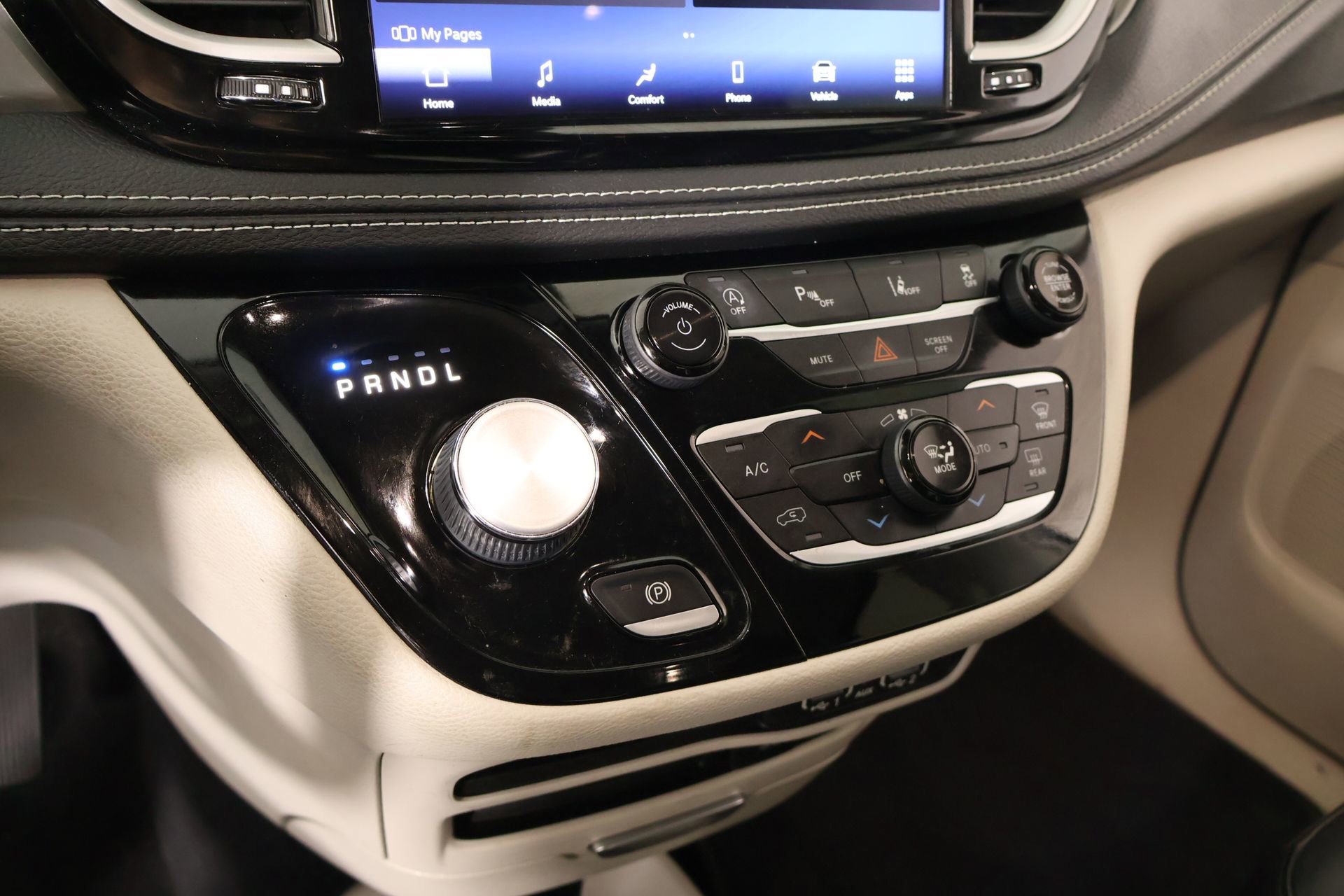 Used 2022 Chrysler Pacifica Touring-L image 8