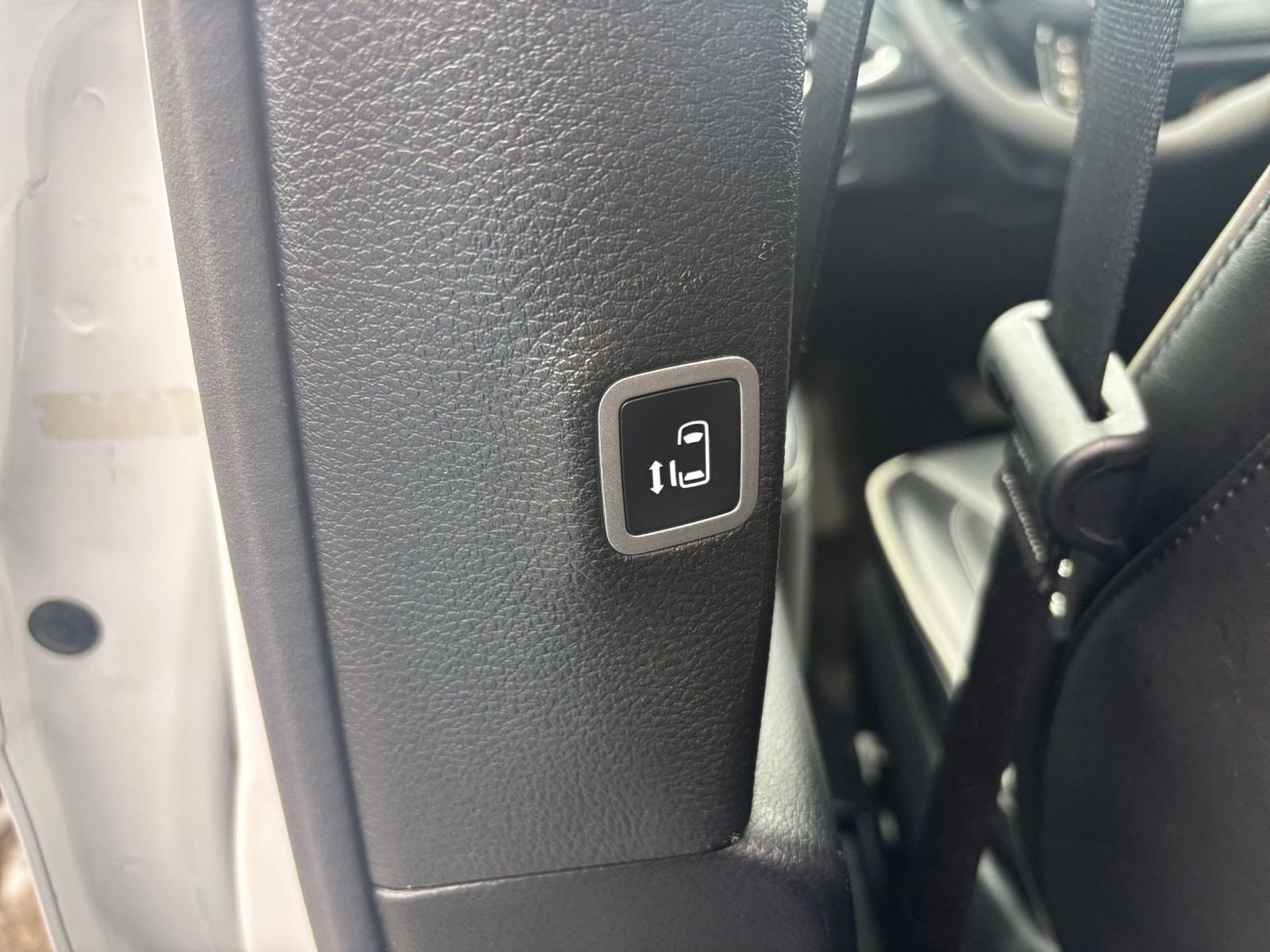 Used 2025 Chrysler Pacifica Limited image 25