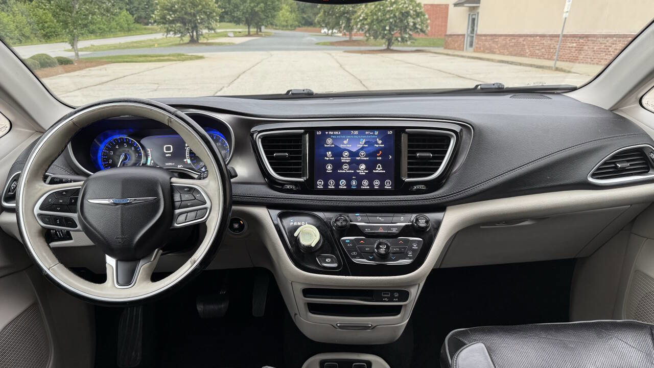 Used 2018 Chrysler Pacifica Limited image 21