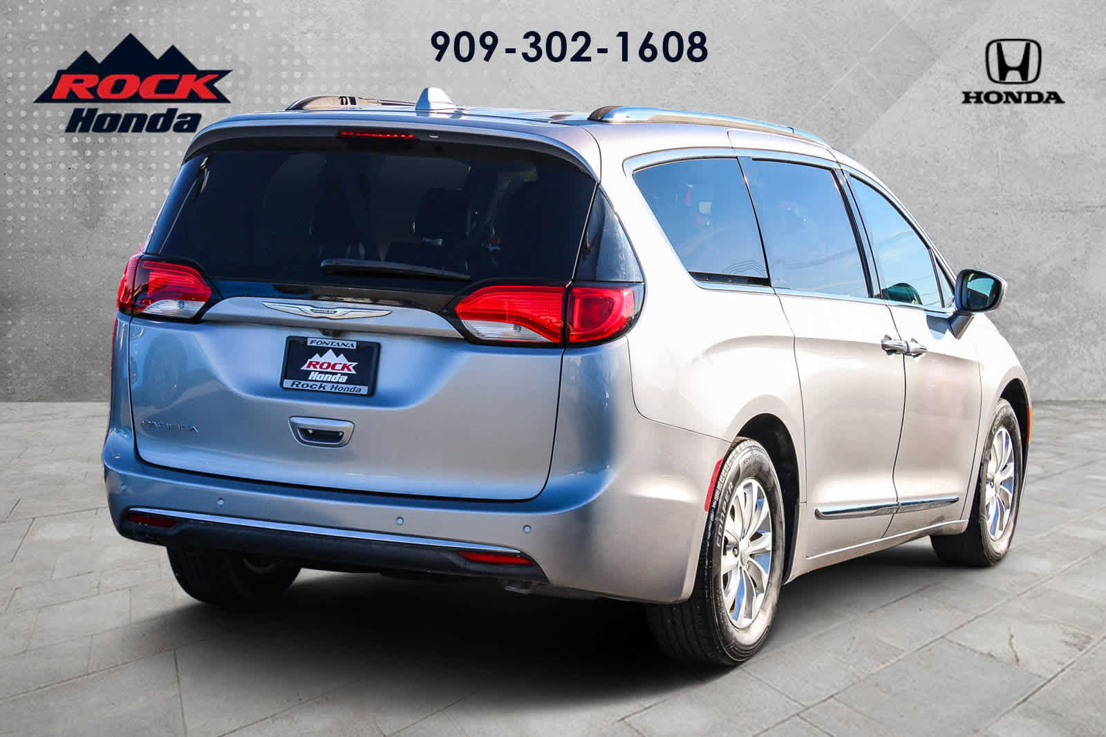 Used 2018 Chrysler Pacifica Touring-L image 4
