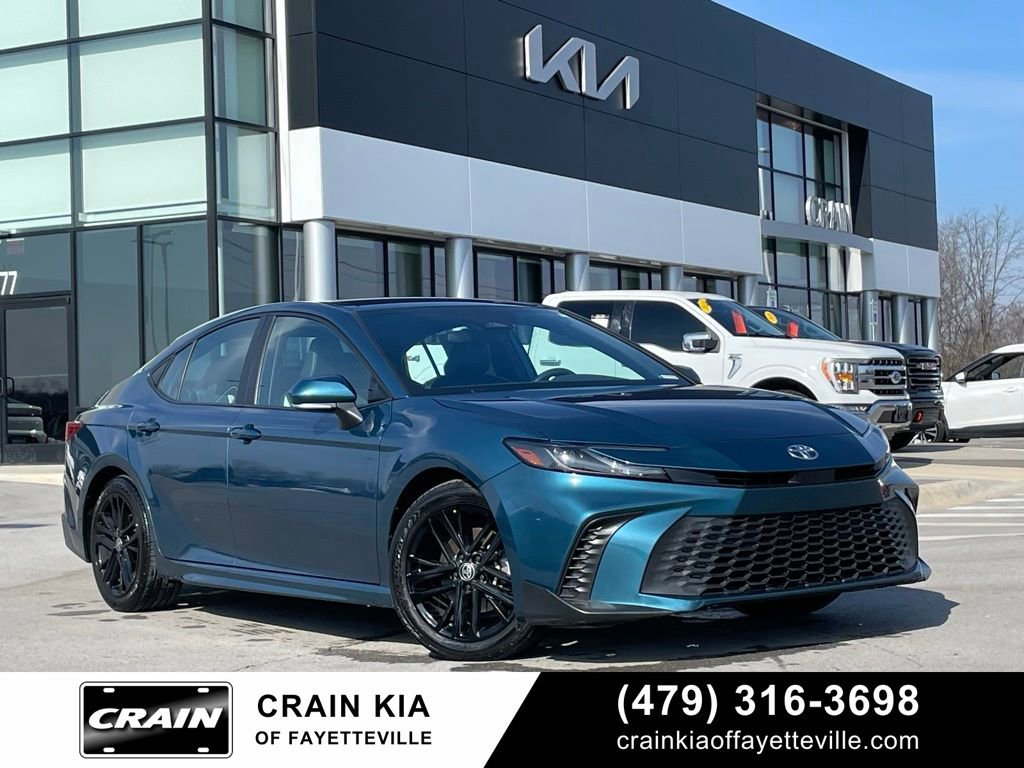 Used 2025 Toyota Camry SE image 1