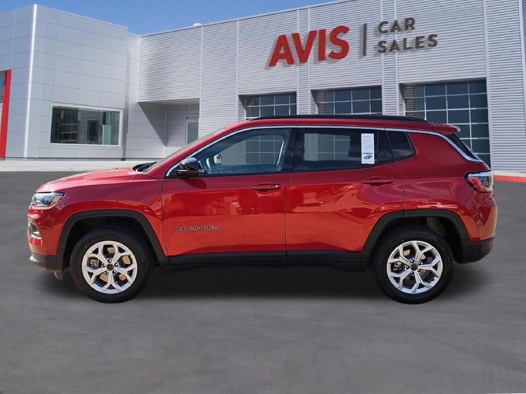 Used 2025 Jeep Compass Latitude w/ Sun & Sound Group AWD/4WD image 10
