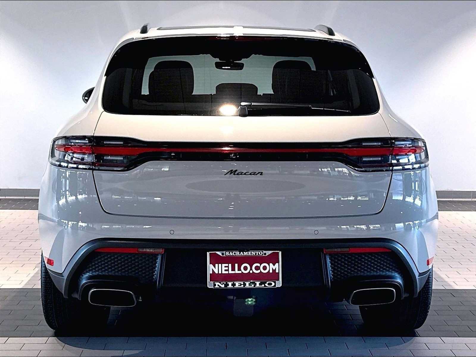 Used 2026 Porsche Macan AWD/4WD image 10