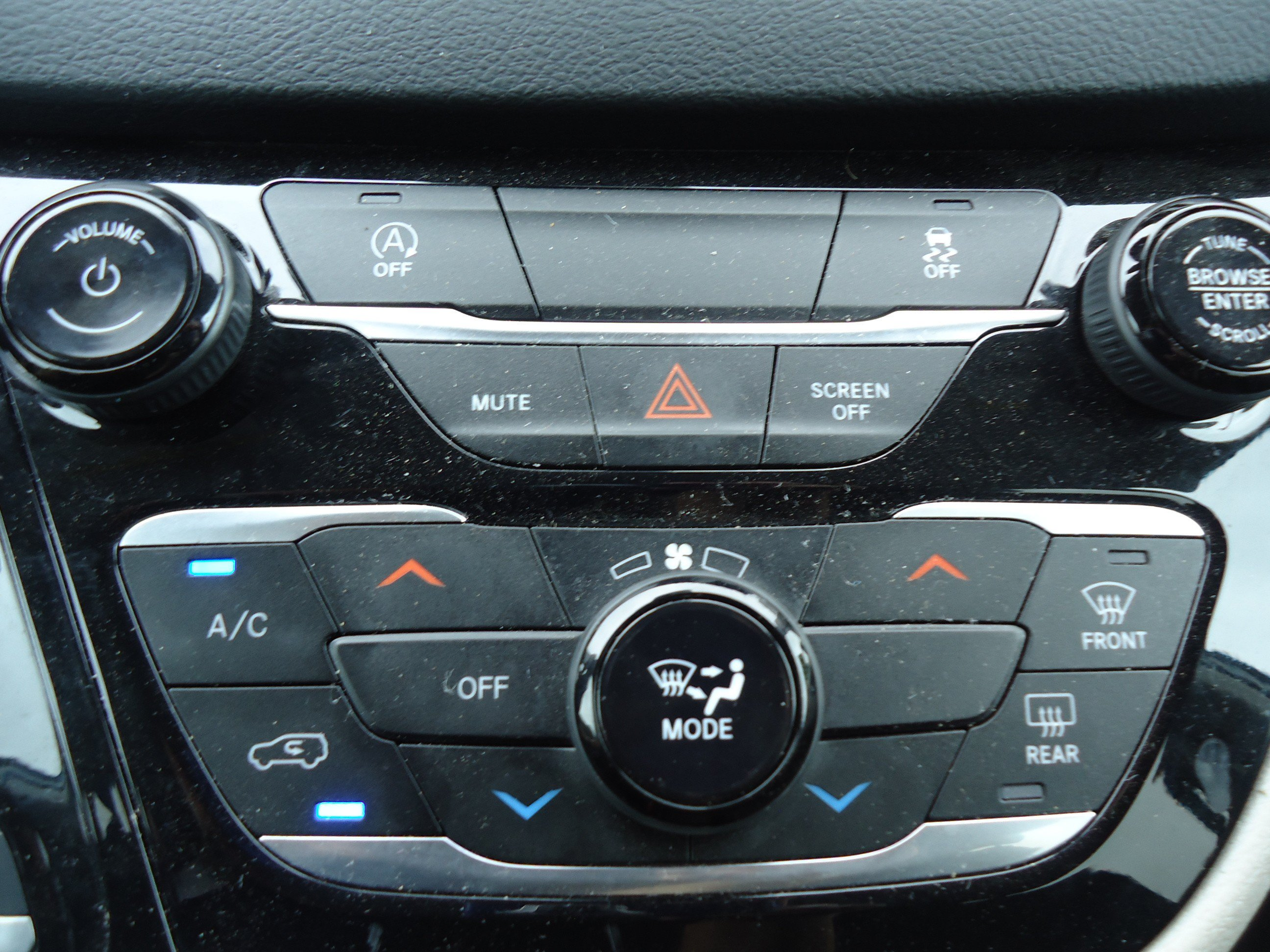 Used 2023 Chrysler Voyager LX FWD image 22