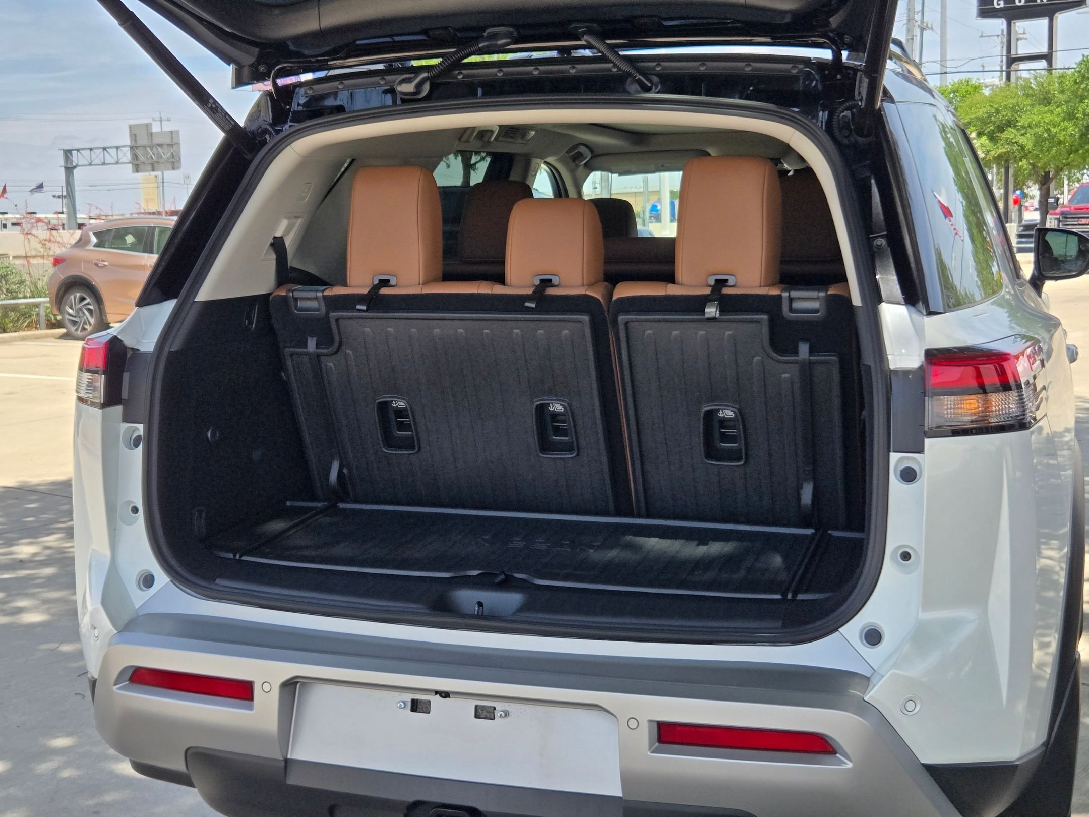 Used 2025 Nissan Pathfinder Platinum w/ Cargo Package FWD image 26