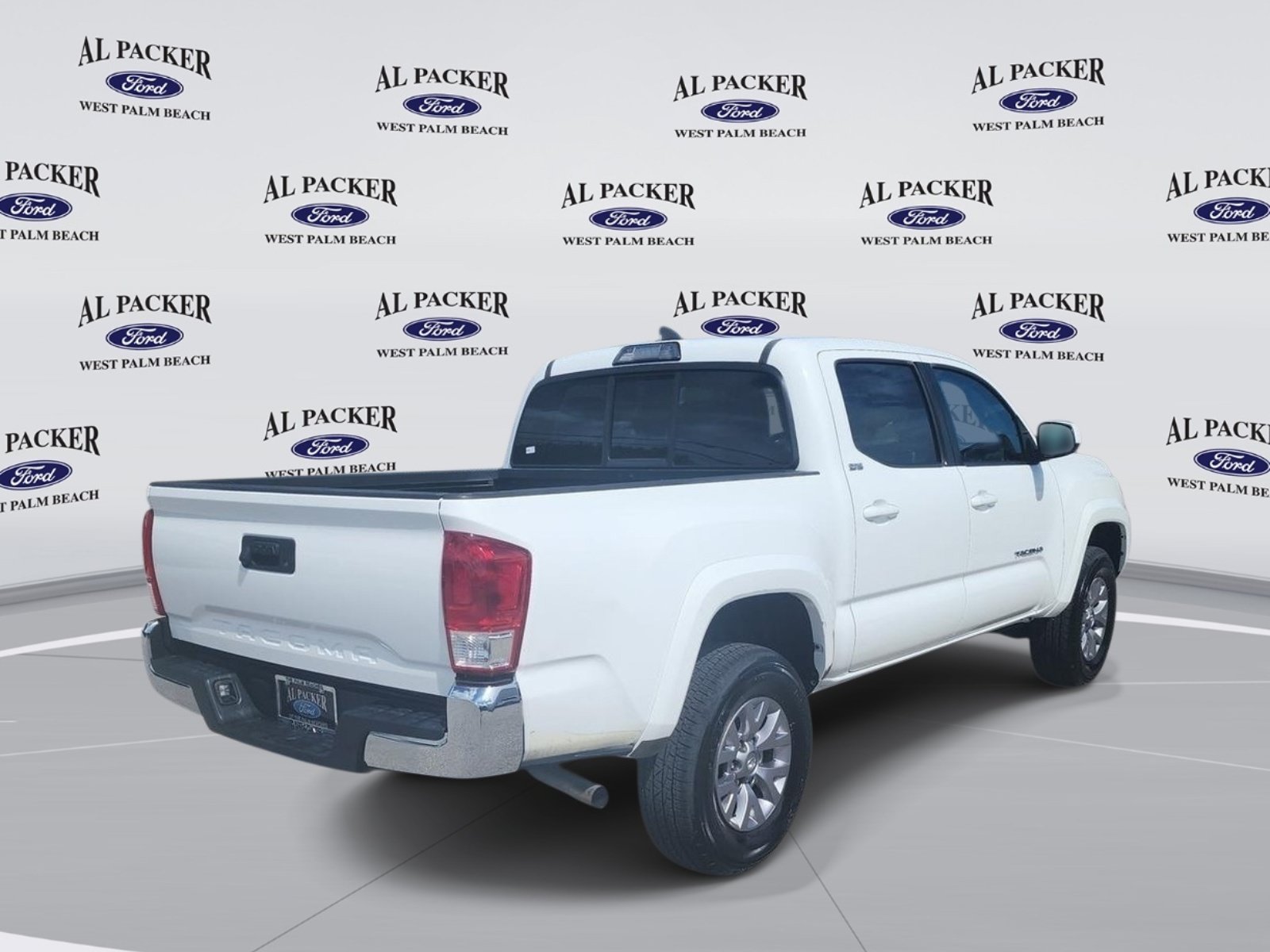 Used 2017 Toyota Tacoma SR5 w/ SR5 Appearance Package (SM) RWD image 5