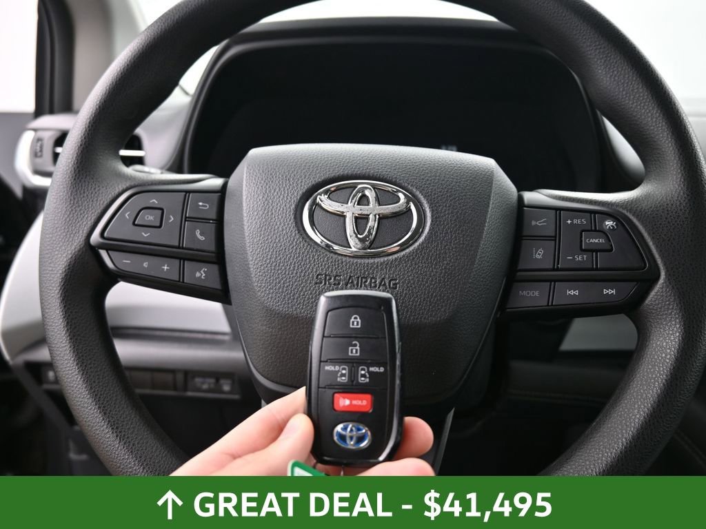 Used 2025 Toyota Sienna LE image 27