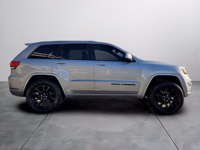 Used 2017 Jeep Grand Cherokee Altitude AWD/4WD image 5