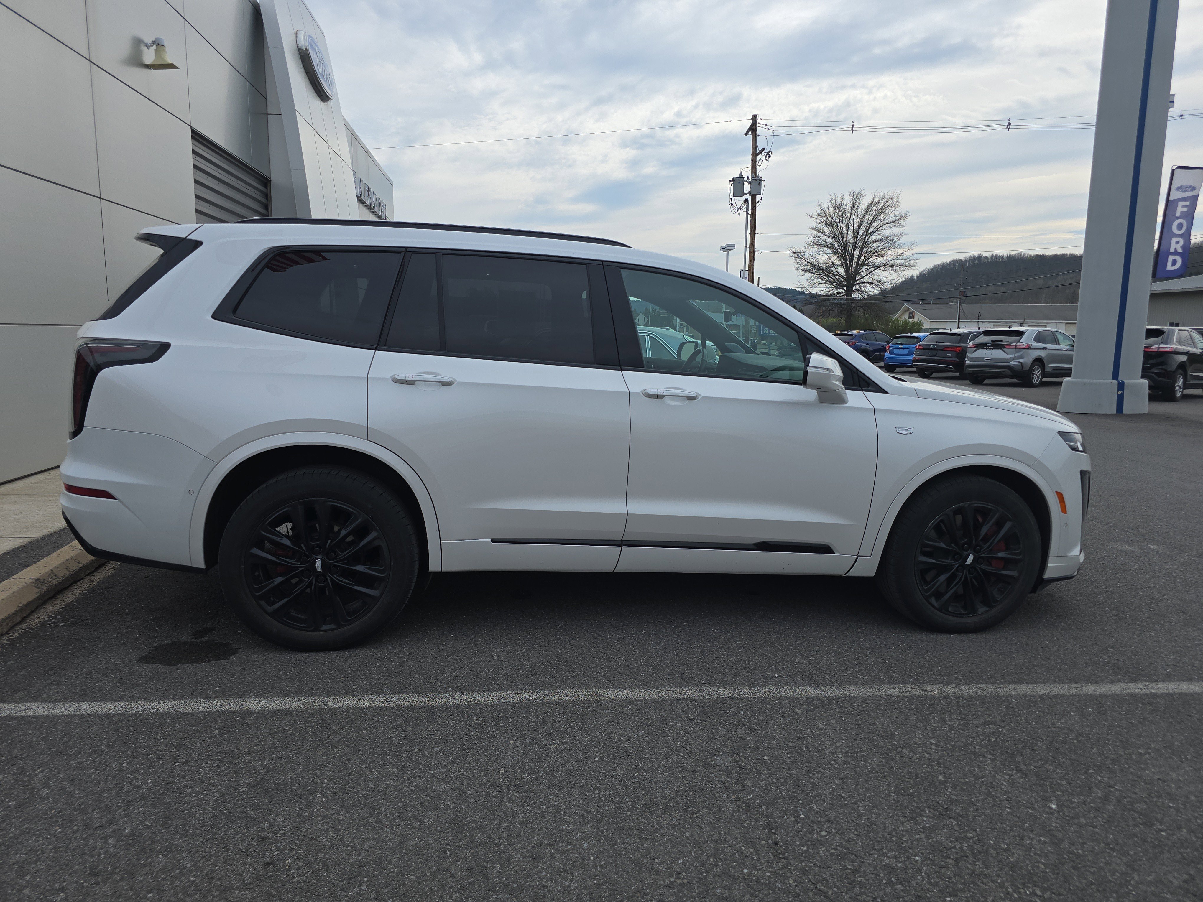 Used 2024 Cadillac XT6 Sport w/ LPO, Onyx Lite Package AWD/4WD image 2