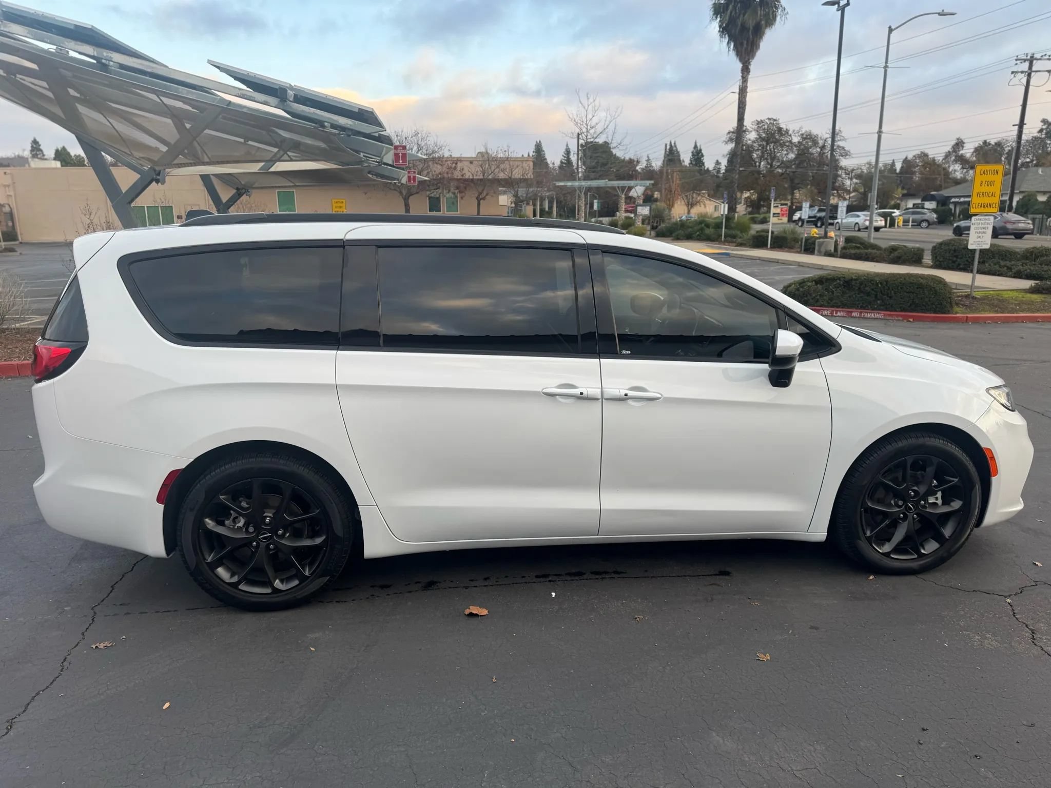 Used 2023 Chrysler Pacifica Touring-L w/ S Appearance Package FWD image 7