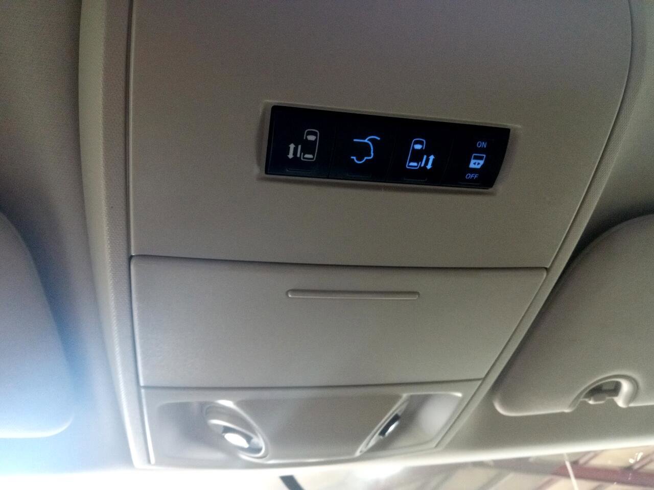 Used 2014 Chrysler Town & Country Touring image 5