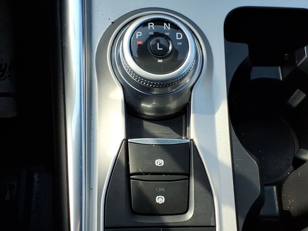 Used 2024 Ford Explorer XLT w/ Equipment Group 202A AWD/4WD image 18