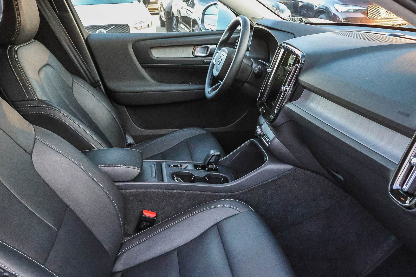 Used 2025 Volvo XC40 B5 Core image 18