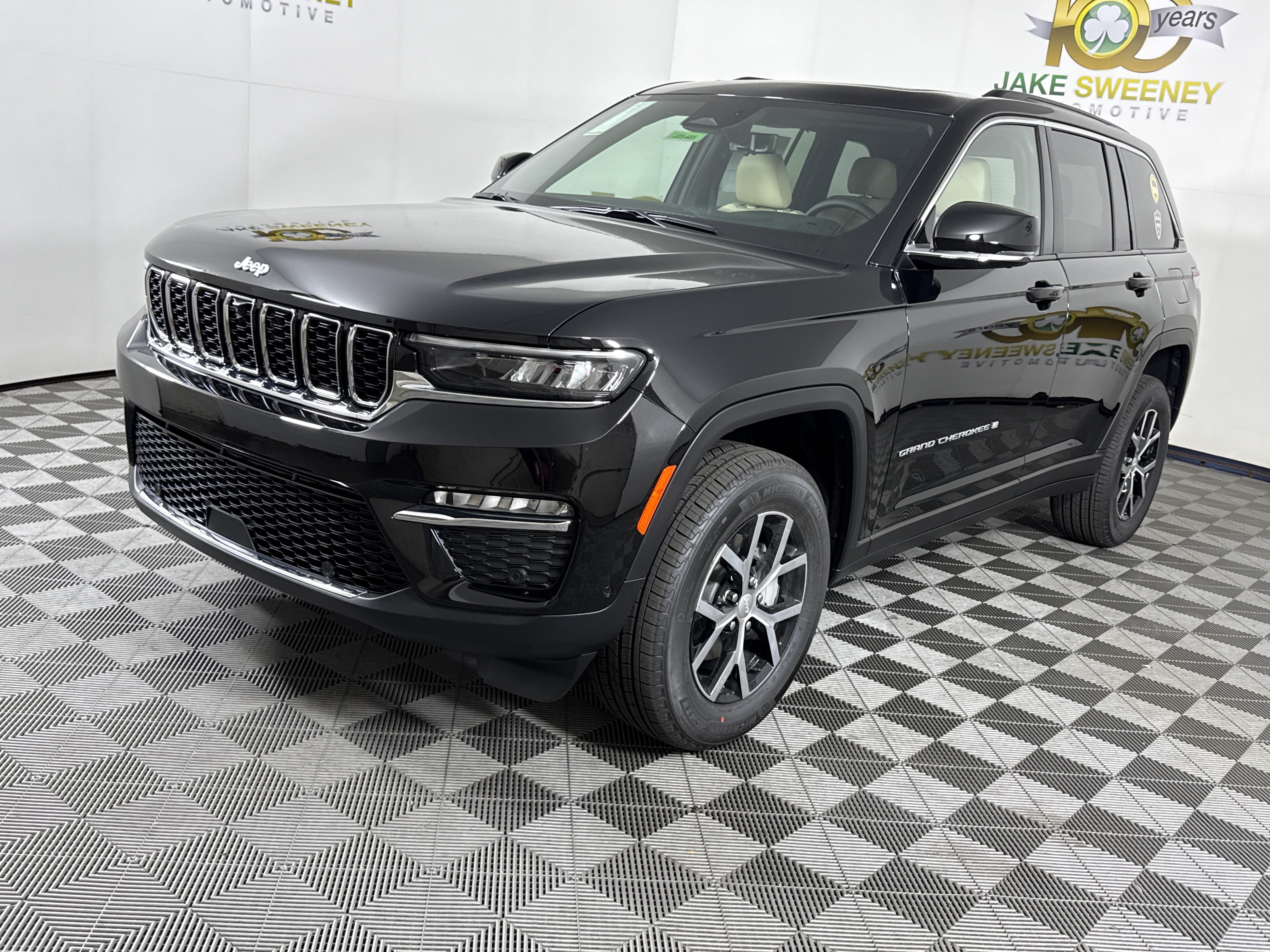 New 2025 Jeep Grand Cherokee Limited w/ Luxury Tech Group II AWD/4WD image 4