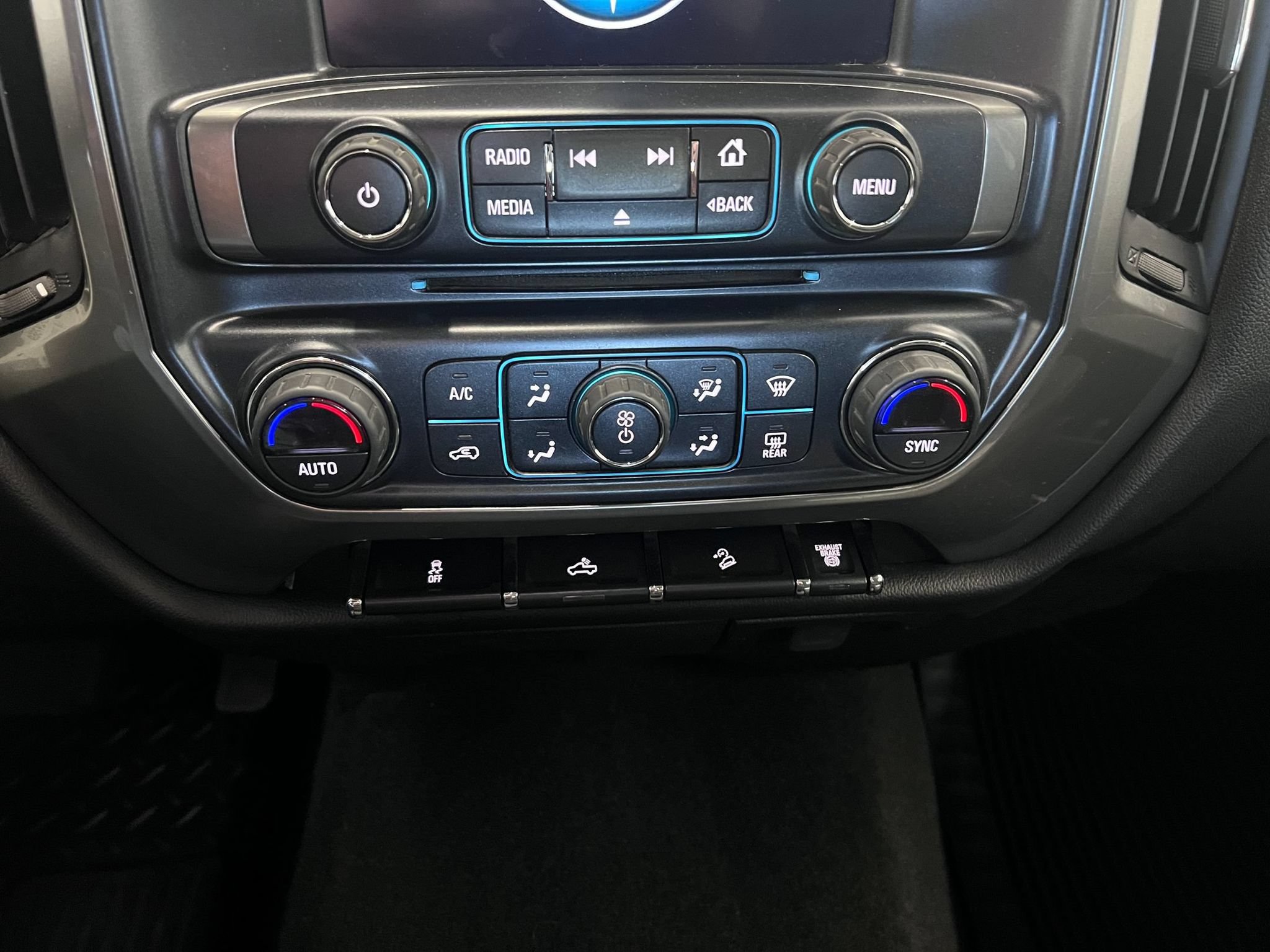 Used 2018 Chevrolet Silverado 2500 LT w/ LT Convenience Package AWD/4WD image 15