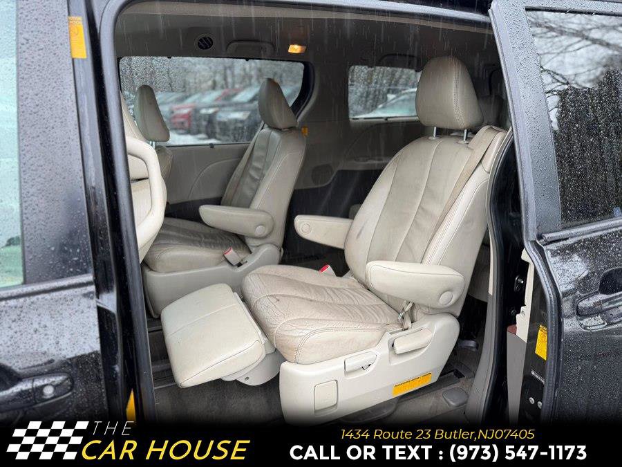 Used 2013 Toyota Sienna XLE image 17