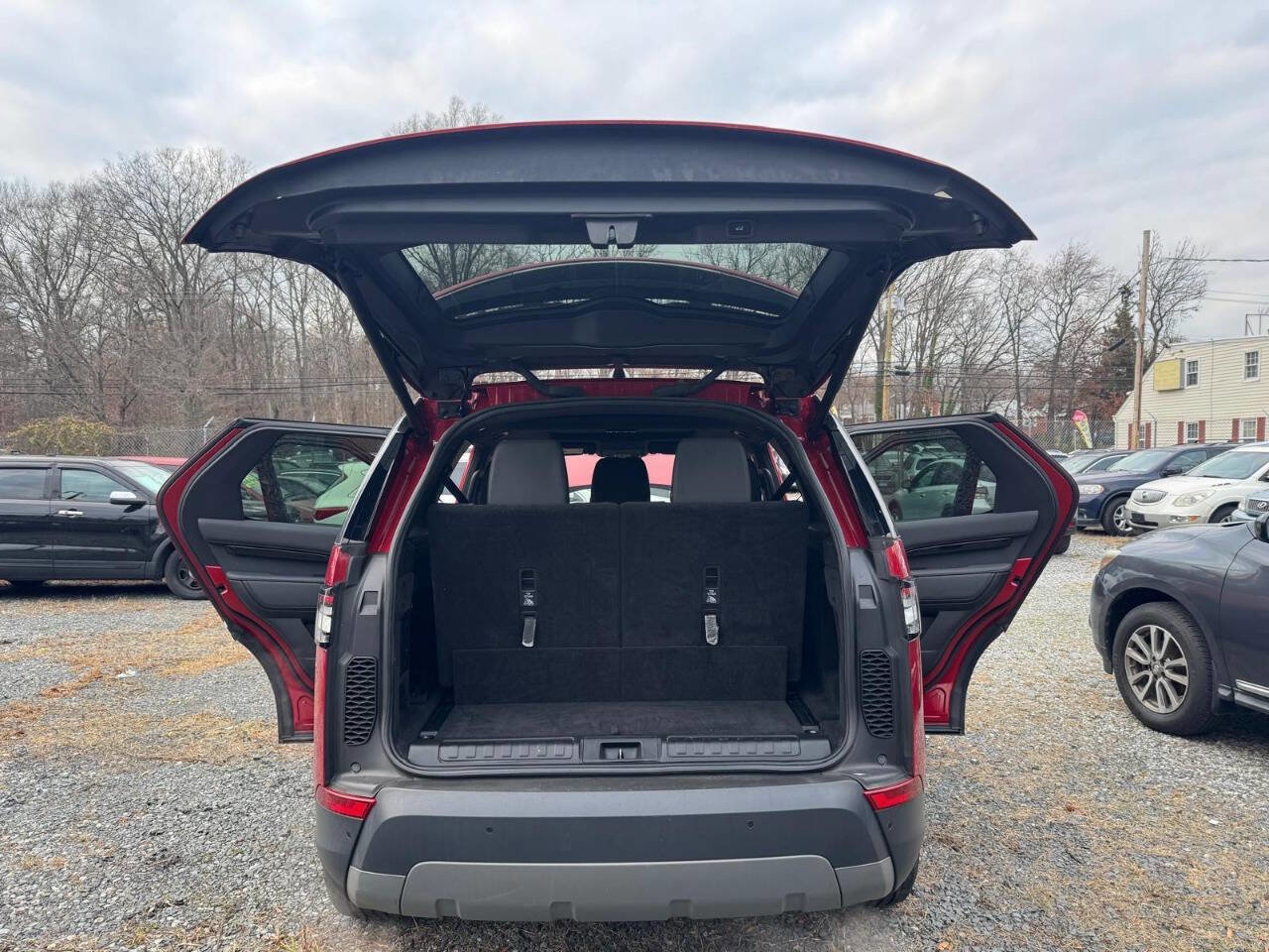 Used 2017 Land Rover Discovery SE image 12