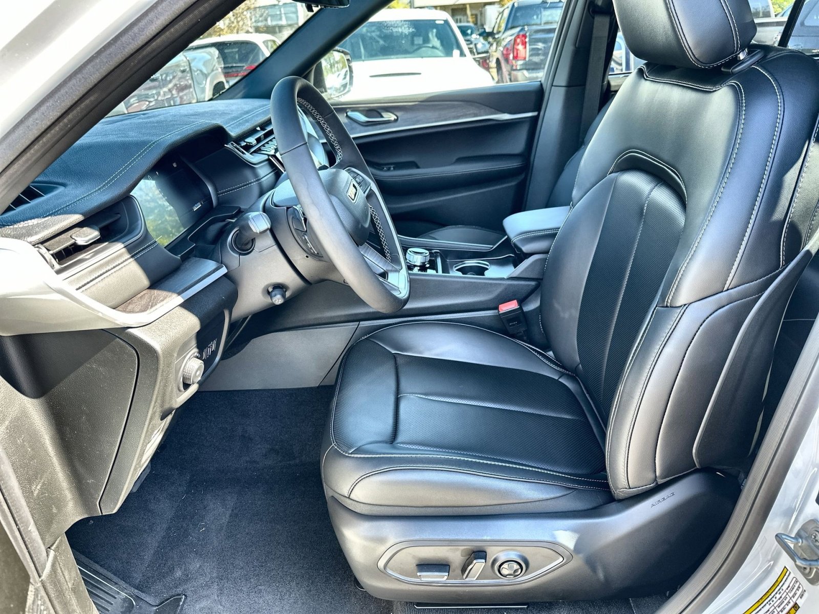 New 2025 Jeep Grand Cherokee Limited w/ Luxury Tech Group II image 13