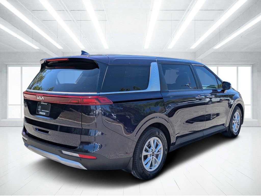 Used 2024 Kia Carnival LX FWD image 3
