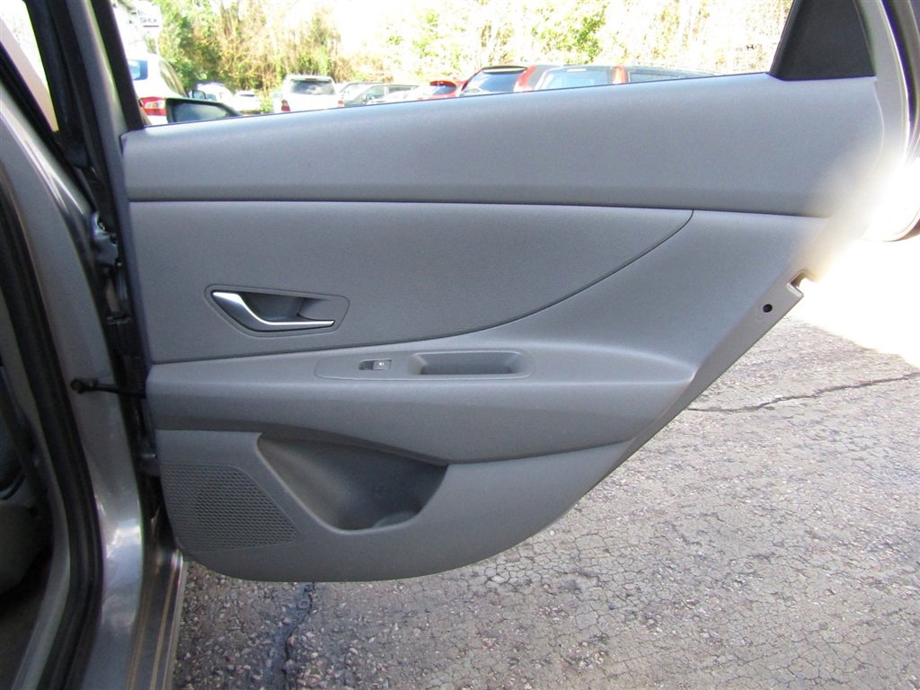 Used 2021 Hyundai Elantra SE image 20