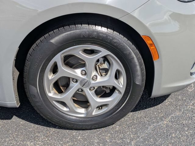 Used 2023 Chrysler Pacifica Limited FWD image 11